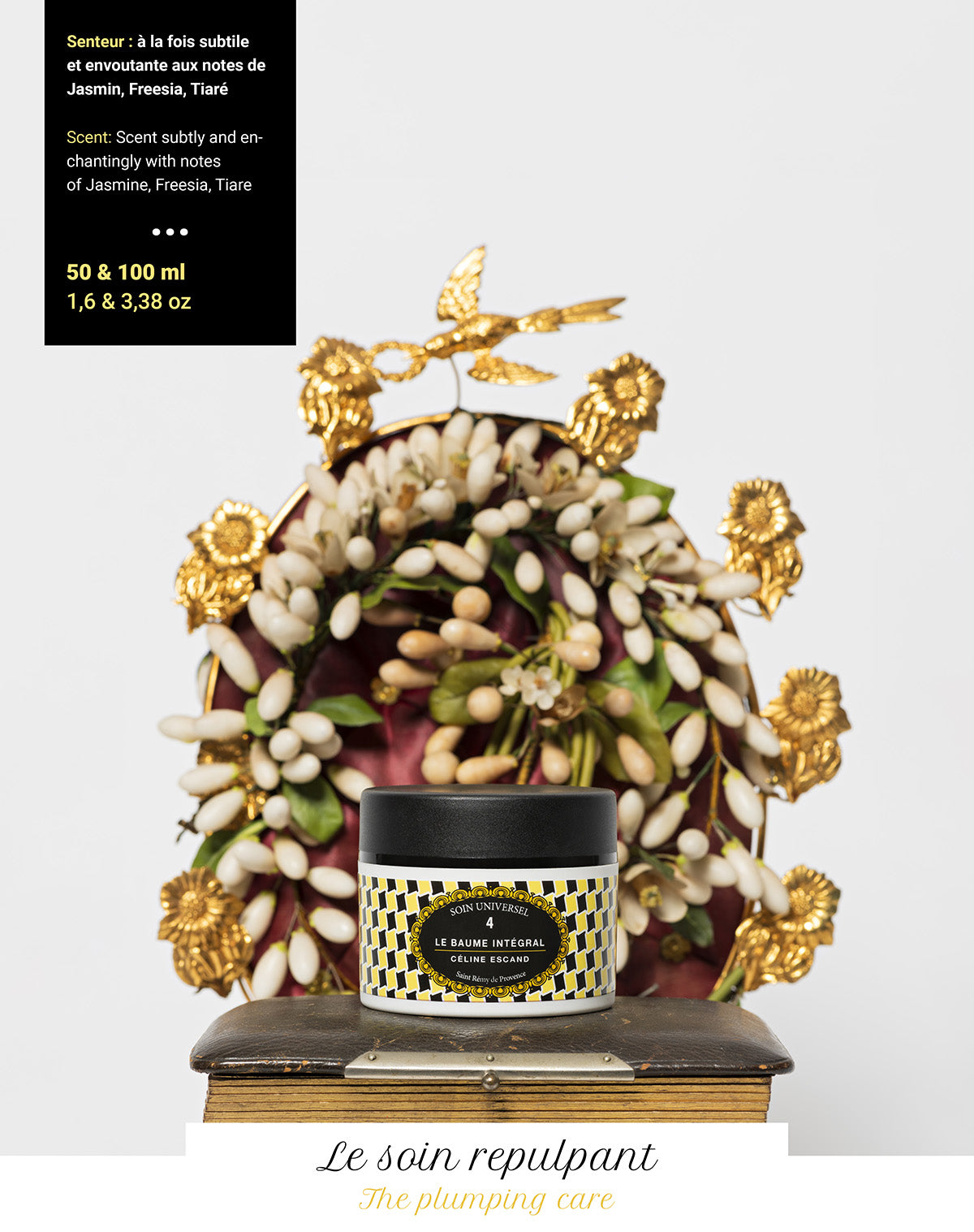 Pot n°4 du Baume Intégral Céline Escand, soin universel bio au parfum subtil et envoûtant de jasmin, freesia et tiaré, présenté devant une composition florale et dorée raffinée.