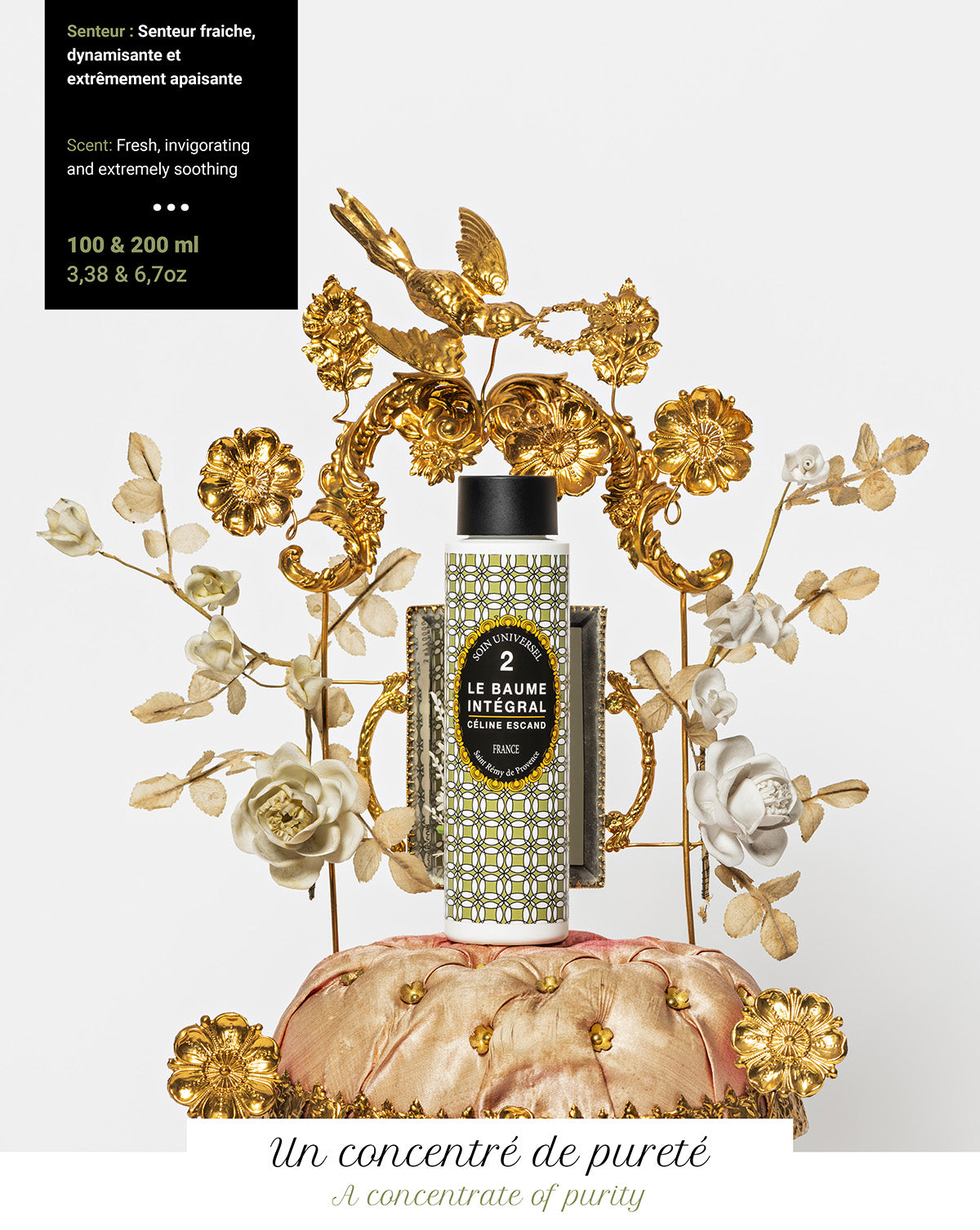 Flacon n°2 du Baume Intégral Céline Escand, soin universel bio à la senteur fraîche, dynamisante et apaisante, présenté sur fond orné de fleurs et d’oiseaux dorés.